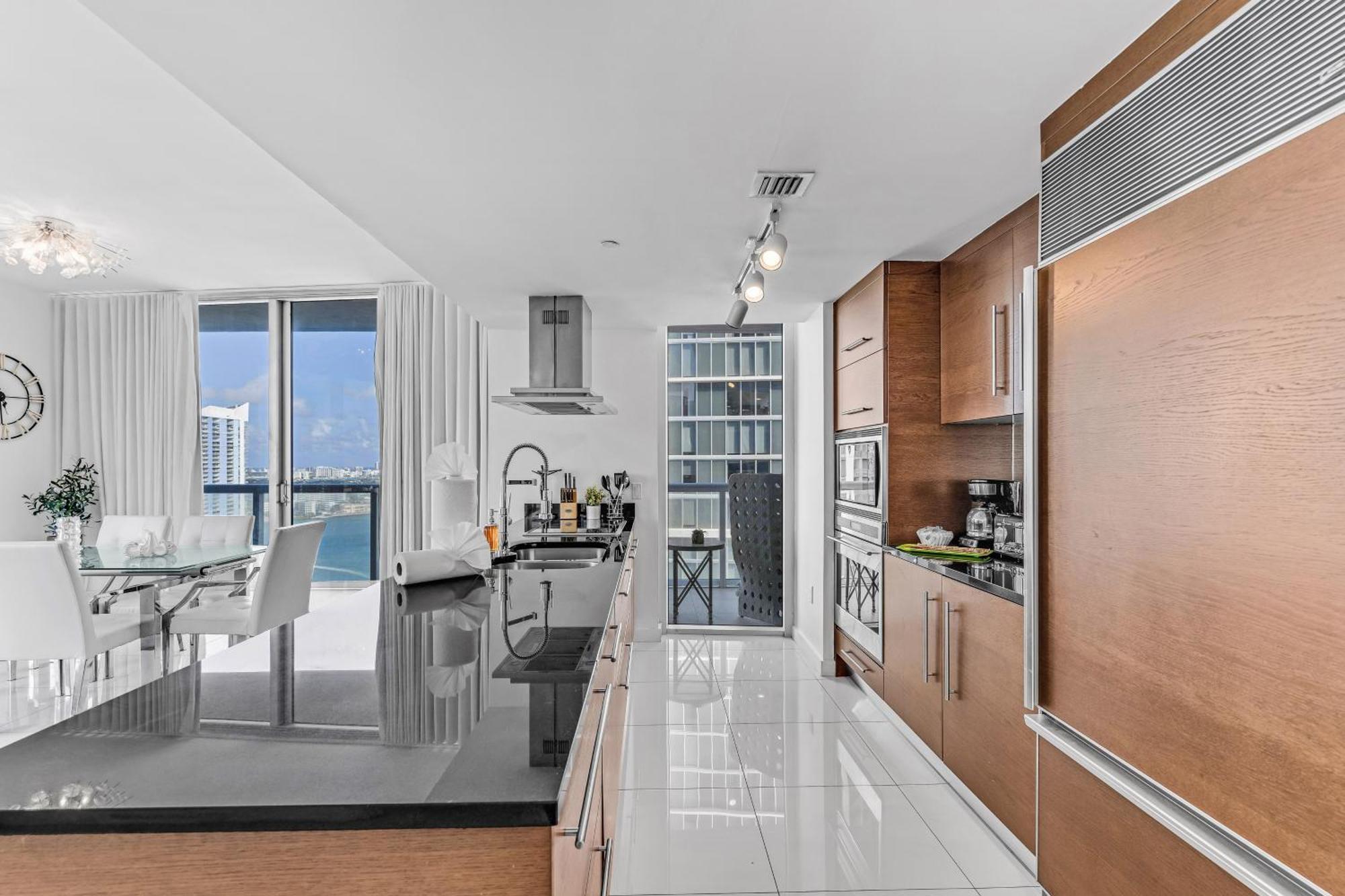 Luxurious Condo At Icon With Views Miami Exterior photo